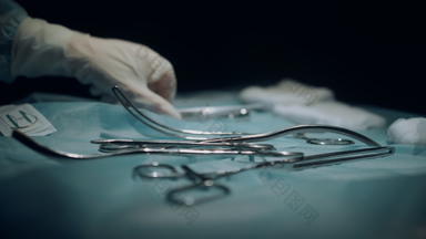 表格外科手术仪器黑暗无菌操作房间一边视图特写镜头